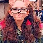 Lunettes, Lip, Coiffure, Eyebrow, Vision Care, Facial Expression, Camouflage, Fashion, Textile, Sleeve, Eyewear, Military Camouflage, Cool, Fashion Design, Happy, Goggles, Long Hair, Beauty, Youth, Personne