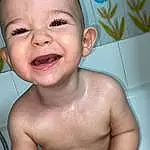 Visage, Nez, Joue, Peau, Sourire, Bras, Mouth, Muscle, Green, Bleu, Human Body, Baby Bathing, Finger, Jouets, Happy, Chest, Bambin, Bathing, Baby Laughing, Personne