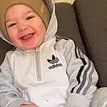 Nez, Joue, Peau, Sourire, Yeux, Mouth, Human Body, Comfort, Sleeve, Happy, Baby & Toddler Clothing, Jacket, Baby, Bambin, Knee, Thumb, Baby Laughing, Thigh, Enfant, Personne, Joy, Headwear