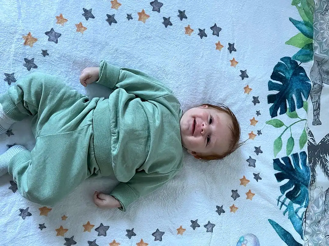 Comfort, Sleeve, Sourire, Baby & Toddler Clothing, Baby, Bambin, Linens, Pattern, Enfant, Bedding, Room, Baby Products, Herbe, Baby Safety, Baby Sleeping, Happy, Bedtime, Personne