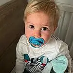 Hair, Joue, Chin, Mouth, Baby & Toddler Clothing, Sleeve, Iris, Happy, Comfort, T-shirt, Bambin, Baby, Assis, Enfant, Fun, Beard, Flash Photography, Room, Personne
