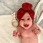Sourire, Lip, Cap, Gesture, Baby & Toddler Clothing, Baby, Happy, Headgear, Rose, Costume Hat, Bambin, Headpiece, Baby Sleeping, Art, Jewellery, Enfant, Chest, Thumb, Hair Accessory, Bathing, Personne, Headwear