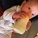 Joue, Peau, Hand, Drinkware, Baby & Toddler Clothing, Human Body, Neck, Sleeve, Gesture, Finger, Baby, Bambin, Baby Grabbing For Something, Nail, Thumb, Comfort, Enfant, Baby Products, Plant Milk, Wrist, Personne