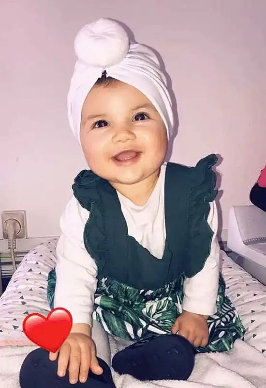 Sourire, Peau, Yeux, Facial Expression, Blanc, Dress, Baby & Toddler Clothing, Sleeve, Happy, Baby, Rose, Chapi Chapo, Bambin, Flash Photography, Enfant, Event, Costume Hat, Balloon, Headband, Fashion Accessory, Personne, Joy, Headwear