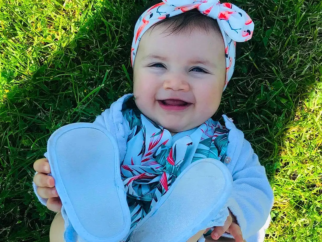 Visage, Sourire, Yeux, Plante, Baby & Toddler Clothing, People In Nature, Happy, Baby, Herbe, Fun, Meadow, Bambin, Grassland, Arbre, Pelouse, Headband, Electric Blue, Fashion Accessory, Recreation, Personne, Joy, Headwear