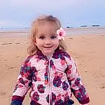 Visage, Peau, Head, Sourire, Ciel, Eau, Yeux, Plage, Azure, People In Nature, Sleeve, Baby & Toddler Clothing, Happy, Debout, Body Of Water, Rose, Voyages, Bambin, Fun, Sand, Personne, Joy