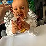 Peau, Hand, Sourire, Mouth, Tableware, Baby, Gesture, Food Craving, Finger, Drinkware, Thumb, Bambin, Baby & Toddler Clothing, Happy, Nourriture, Cuisine, Sweetness, Nail, Comfort Food, Enfant, Personne