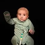 Joue, Jambe, Baby & Toddler Clothing, Flash Photography, Sleeve, Comfort, Gesture, Baby, Bambin, Happy, Elbow, Thumb, Darkness, Enfant, T-shirt, Baby Products, Assis, Chest, Knee, Fun, Personne