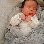 Visage, Nez, Joue, Peau, Head, Lip, Hand, Yeux, Comfort, Human Body, Baby Sleeping, Sleeve, Gesture, Baby, Baby & Toddler Clothing, Bambin, Linens, Enfant, Poil, Bedding, Personne