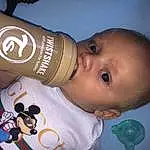 Enfant, Baby, Head, Peau, Joue, Nez, Bambin, Bras, Yeux, Bottle, Mouth, Drinkware, Drink, Baby Products