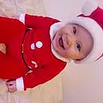 Joue, Sourire, Human Body, Sleeve, Baby & Toddler Clothing, Happy, Gesture, Baby, Bambin, Plante, Comfort, Arbre, Fictional Character, Event, Santa Claus, Holiday, Carmine, Enfant, Christmas Eve, Elbow, Personne, Headwear
