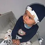 Visage, Sleeve, Cap, Baby & Toddler Clothing, Baby, Comfort, Bambin, Enfant, Assis, Carmine, Personal Protective Equipment, Fashion Accessory, Room, Linens, T-shirt, Personne, Headwear