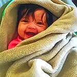 Joue, Peau, Sourire, Comfort, Baby, Bambin, Linens, Happy, Baby Products, Enfant, Bedtime, Thumb, Wrinkle, Sleep, Pattern, Blanket, Laugh, Chapi Chapo, Personne