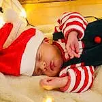 Comfort, Textile, Orange, Baby & Toddler Clothing, Baby, Finger, Bambin, Red, People, Enfant, Happy, Event, Room, NoÃ«l, Holiday, Chapi Chapo, Carmine, Christmas Eve, Fun, Linens, Personne, Headwear