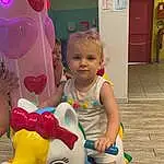 Photograph, Jouets, Rose, Shorts, Happy, Fun, Balloon, Leisure, Enfant, Bambin, Door, Recreation, Event, Magenta, Party Supply, Room, Doll, Vacation, Personne