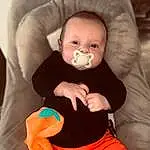Joue, Stomach, Mouth, Comfort, Baby & Toddler Clothing, Human Body, Orange, Sleeve, Baby, Flash Photography, Happy, Finger, Bambin, Abdomen, Thumb, Enfant, Baby Products, Baby Sleeping, Nail, Assis, Personne