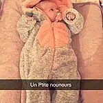 Peau, Comfort, Sleeve, Fur Clothing, Rose, Baby, Baby Sleeping, Baby & Toddler Clothing, Bambin, Linens, Thigh, Bedding, Poil, Peach, Enfant, Pattern, Room, LÃ©gende de la photo, Bed Sheet, Stuffed Toy
