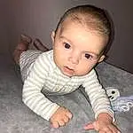 Enfant, Visage, Peau, Baby, Bambin, Crawling, Joue, Head, Nez, Finger, Bras, Yeux, Hand, Jambe, Tummy Time, Assis, Thumb, Gesture, Personne