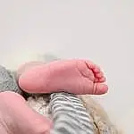 Bras, Jambe, Comfort, Gesture, Finger, Nail, Barefoot, Thumb, Foot, Toe, Baby, Human Leg, Wrist, Linens, Bambin, Sole, Flesh, Enfant, Poil, Wool