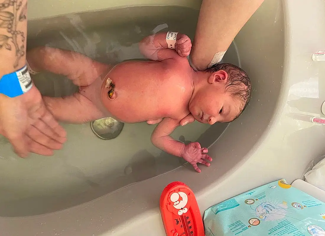 Peau, Hand, Stomach, Mouth, Bathing, Baby, Finger, Nail, Baby Bathing, Bambin, Chest, Thumb, Personal Care, Trunk, Baby Products, Abdomen, Thigh, Bathroom, Fun, Personne