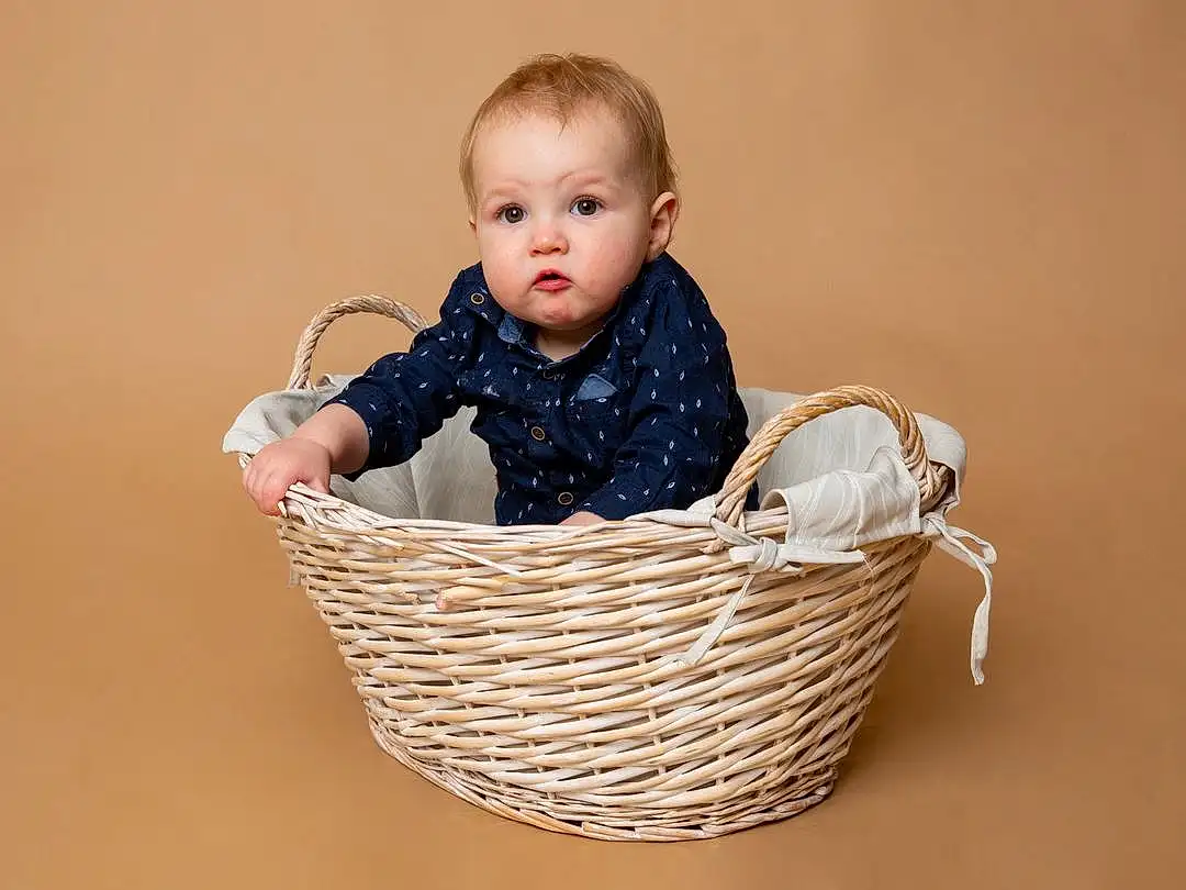 Baby & Toddler Clothing, Sleeve, Storage Basket, Bambin, Bois, Happy, Baby, Basket, People In Nature, Flash Photography, Fashion Accessory, Baby Products, Wicker, Assis, Enfant, Portrait Photography, Pattern, Home Accessories, Laundry Basket, Comfort, Personne, Surprise