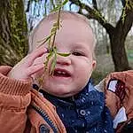 Nez, Peau, Joint, Lip, Hand, Plante, People In Nature, Leaf, Botany, Happy, Arbre, Gesture, Baby, Iris, Finger, Herbe, Bambin, Thumb, Baby & Toddler Clothing, Leisure, Personne