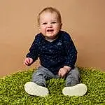 Sourire, People In Nature, Baby & Toddler Clothing, Sleeve, Dress, Herbe, Happy, Bambin, T-shirt, Pattern, Plante, Woolen, Baby, Wool, Assis, Enfant, Crochet, Portrait Photography, Personne