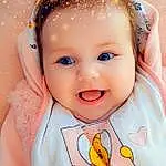 Visage, Nez, Joue, Peau, Sourire, Lip, Chin, Yeux, Baby & Toddler Clothing, Baby, Happy, Sleeve, Flash Photography, Iris, Yellow, Rose, People In Nature, Bambin, Personne