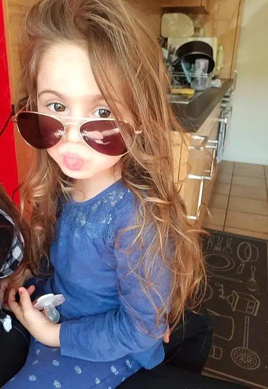 Beauty, Blond, Brown Hair, Enfant, Child Model, Cool, Eyewear, Fille, Lunettes, Hair, Coiffure, Hair Coloring, Human Hair Color, Long Hair, Shoulder, Sunglasses, Bambin, Vision Care