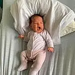 Joue, Peau, Yeux, Comfort, Baby & Toddler Clothing, Textile, Sleeve, Baby, Baby Sleeping, Bambin, Linens, Bedding, T-shirt, Enfant, Room, Baby Safety, Baby Products, Bedtime, Personne
