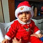 Head, Sourire, Blanc, Bleu, Sleeve, Textile, Baby & Toddler Clothing, Cap, Santa Claus, Bambin, Red, Lap, Costume Hat, Baby, Door, Enfant, Event, Fictional Character, Holiday, Happy, Personne, Headwear