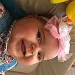 Visage, Nez, Sourire, Joue, Peau, Head, Lip, Chin, Eyebrow, Yeux, Mouth, Eyelash, Neck, Happy, Iris, Yellow, Baby, Baby & Toddler Clothing, Bambin, Baby Laughing, Personne, Joy, Headwear