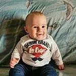 Clothing, Nez, Joue, Jeans, Peau, Head, Coiffure, Sourire, Yeux, Facial Expression, Jambe, Flash Photography, Baby & Toddler Clothing, Sleeve, Debout, Happy, T-shirt, Cool, Bambin, Enfant, Personne, Joy