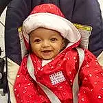 Visage, Peau, Sourire, VÃªtements dâ€™extÃ©rieur, Yeux, Facial Expression, Human Body, Sleeve, Debout, Baby, Cap, Happy, Comfort, Bambin, Red, Jacket, Baby & Toddler Clothing, Fun, Personne, Headwear