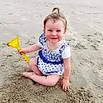 Peau, Sourire, Head, People In Nature, Plage, Debout, Happy, Baby & Toddler Clothing, Bambin, T-shirt, People On Beach, Fun, Leisure, Barefoot, Recreation, Assis, Foot, Enfant, Sand, Soil, Personne, Joy