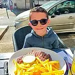 Lunettes, Tableware, Nourriture, Vision Care, Sourire, Sunglasses, Goggles, French Fries, Eyewear, Plate, Car, Ingredient, Fast Food, Table, Cuisine, Dish, Fried Food, Canadian Cuisine, Fenêtre, Comfort Food, Personne, Joy