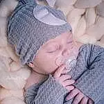 Joue, Peau, Hand, Cap, Comfort, Textile, Baby Sleeping, Gesture, Finger, Headgear, Baby, Bambin, Knit Cap, Wool, Linens, Enfant, Baby Products, Pattern, Baby & Toddler Clothing, Woolen