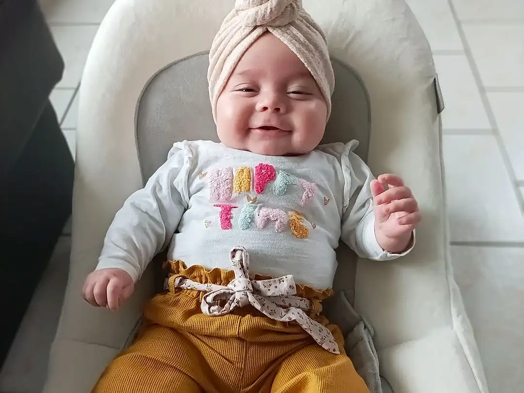 Visage, Sourire, Head, Peau, Blanc, Comfort, Baby & Toddler Clothing, Sleeve, Baby, Bambin, Knee, Happy, Baby Laughing, Enfant, Assis, Human Leg, Baby Products, Thigh, Car Seat, Baby Safety, Personne, Headwear