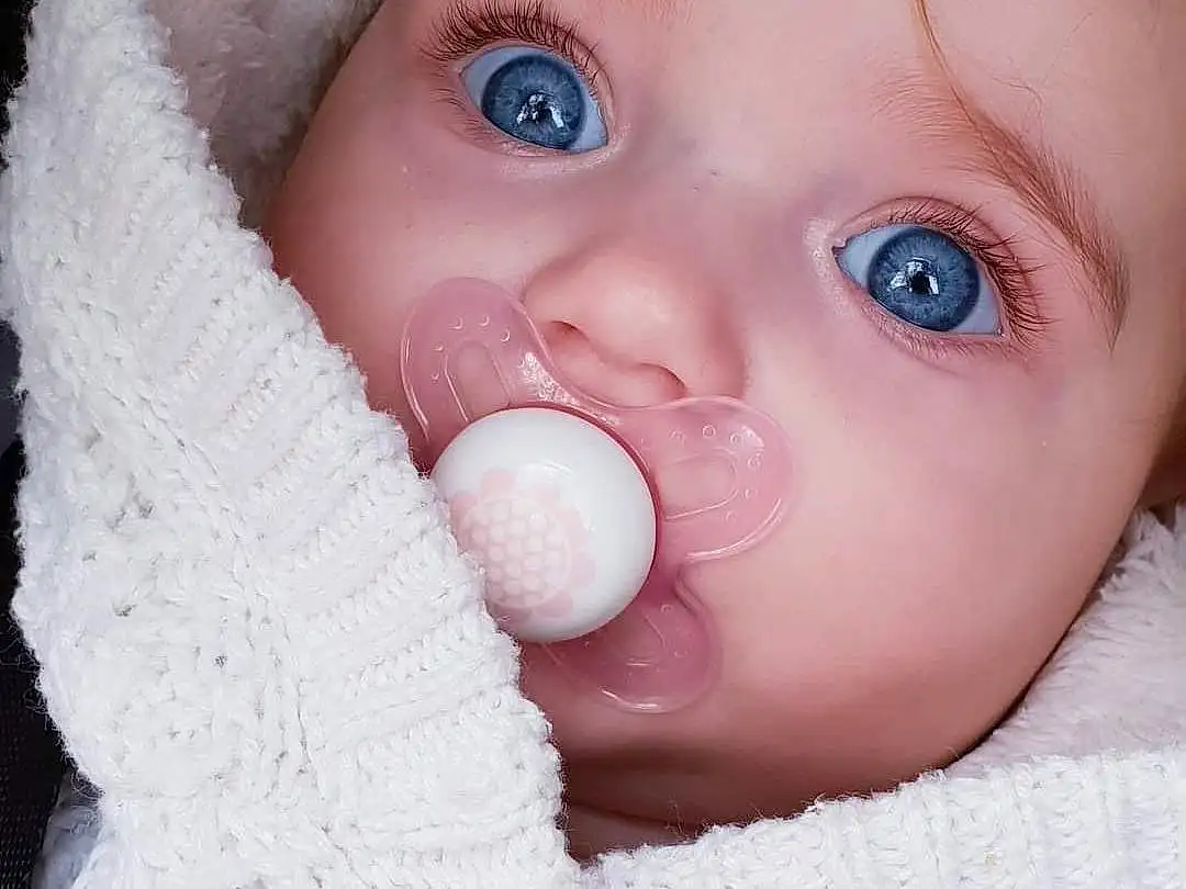 Nez, Joue, Peau, Lip, Chin, Hand, Photograph, Mouth, Eyebrow, Yeux, Facial Expression, Eyelash, Oreille, Human Body, Iris, Finger, Baby & Toddler Clothing, Baby, Headgear, Personne