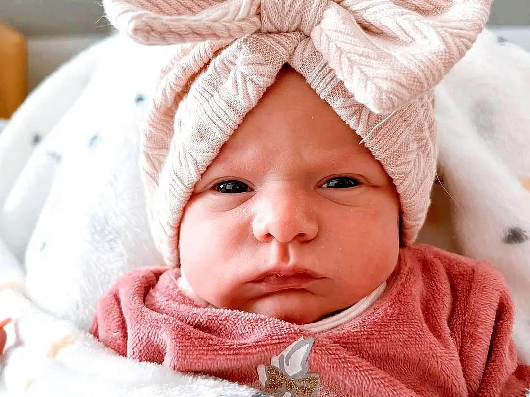Joue, Comfort, Baby, Sleeve, Rose, Baby & Toddler Clothing, Bambin, Baby Sleeping, Linens, Fashion Accessory, Happy, Peach, Towel, Wool, Portrait Photography, Enfant, Knit Cap, Poil, Bonnet, Pattern, Personne, Headwear