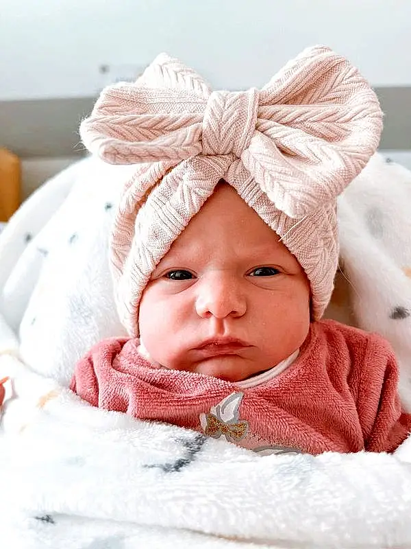 Joue, Comfort, Baby, Sleeve, Rose, Baby & Toddler Clothing, Bambin, Baby Sleeping, Linens, Fashion Accessory, Happy, Peach, Towel, Wool, Portrait Photography, Enfant, Knit Cap, Poil, Bonnet, Pattern, Personne, Headwear