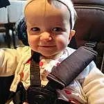 Joue, Peau, Head, Sourire, Seat Belt, Baby, Bambin, Happy, People, Baby Carriage, Enfant, Car Seat, Fun, Steering Wheel, Baby Products, Comfort, Auto Part, Carmine, Assis, Luxury Vehicle, Personne, Joy