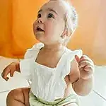 Joue, Peau, Blanc, Baby & Toddler Clothing, Sleeve, Sourire, Flash Photography, Happy, Gesture, Finger, Thumb, Bambin, Enfant, Baby, Comfort, Assis, Portrait Photography, Elbow, Child Model, Wrist, Personne