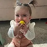 Visage, Hair, Nez, Joue, Head, Peau, Chin, Yeux, Mouth, Human Body, Happy, Baby, Baby & Toddler Clothing, Gesture, Iris, Bambin, Fun, Sourire, Biting, Enfant, Personne