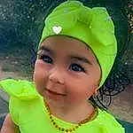 Clothing, Visage, Peau, Head, Sourire, Chin, Yeux, Cap, Light, Green, Leaf, Sleeve, Happy, Yellow, Gesture, Rose, Baby & Toddler Clothing, Herbe, Headgear, Personne, Joy, Headwear