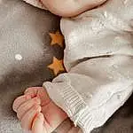 Peau, Hand, Blanc, Comfort, Textile, Sleeve, Gesture, Baby & Toddler Clothing, Finger, Thumb, Baby, Nail, Bambin, Baby Sleeping, Human Leg, Linens, Peach, Foot, Pattern, Wrist