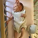 Comfort, Human Body, Bois, Baby, Baby Products, Hardwood, Bambin, Elbow, Room, Linens, Sieste, Enfant, Human Leg, Baby Safety, Assis, Sleep, Bedding, Baby Sleeping, Personne