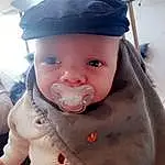 Nez, Joue, Peau, Head, Lip, Chin, Yeux, Mouth, Human Body, Sleeve, Baby, Gesture, Cap, Baby & Toddler Clothing, Bambin, Helmet, Enfant, Fun, Chest, Personal Protective Equipment, Personne, Headwear