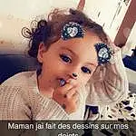 Enfant, Nez, Head, Bambin, Forehead, Joue, Close-up, Hair Accessory, Photography, Oreille, Gesture, Sourire, Child Model, Assis, Finger, Eyelash, Happy, Daughter, Personne