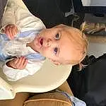 Joue, Yeux, Facial Expression, Mouth, Baby & Toddler Clothing, Iris, Baby, Comfort, Bambin, Chair, Baby Products, Sleeve, Tie, Enfant, Luggage And Bags, Assis, Sourire, Baby Safety, Bag, Personne, Surprise